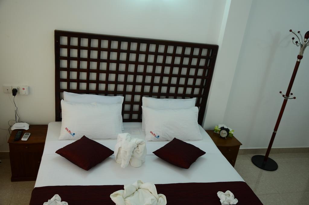 Otha Shy Airport Transit Hotel Katunayaka Bagian luar foto