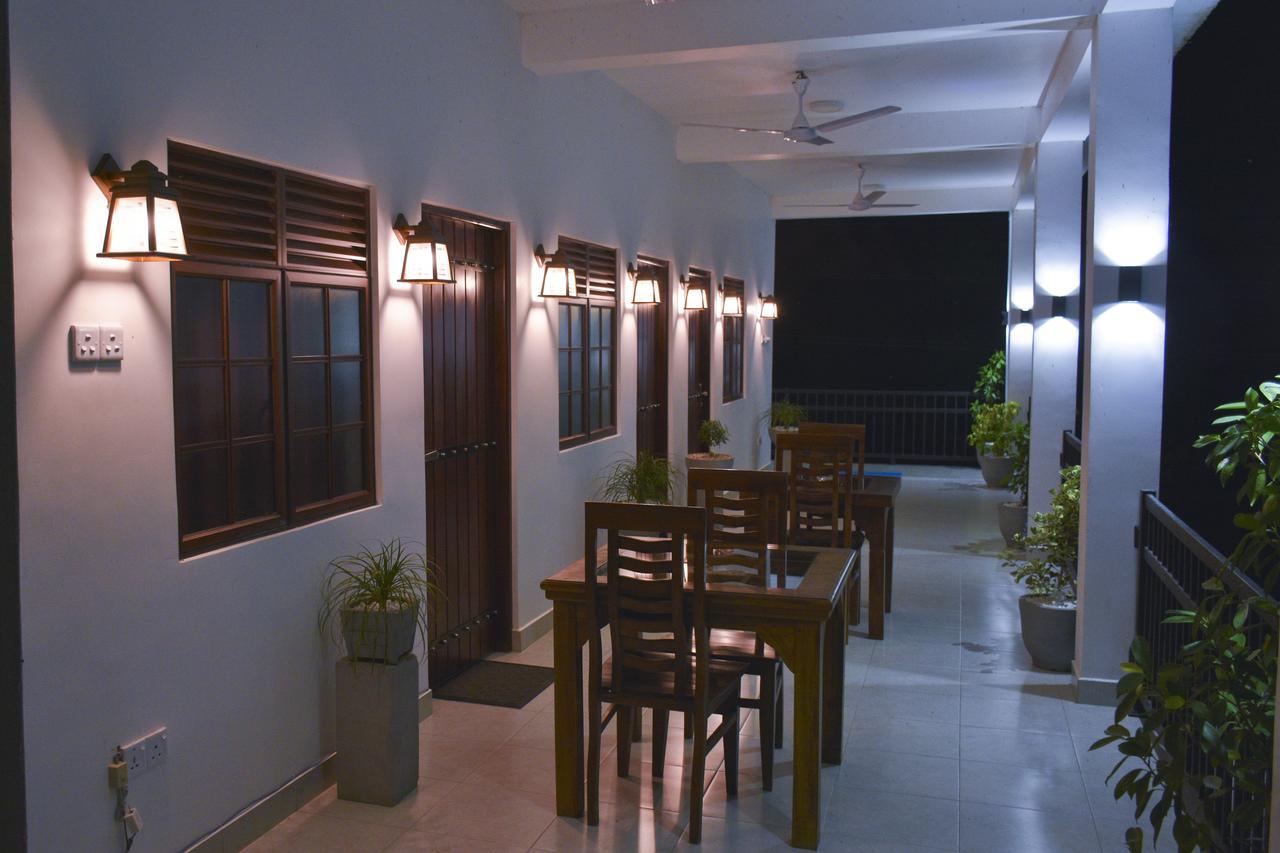 Otha Shy Airport Transit Hotel Katunayaka Bagian luar foto
