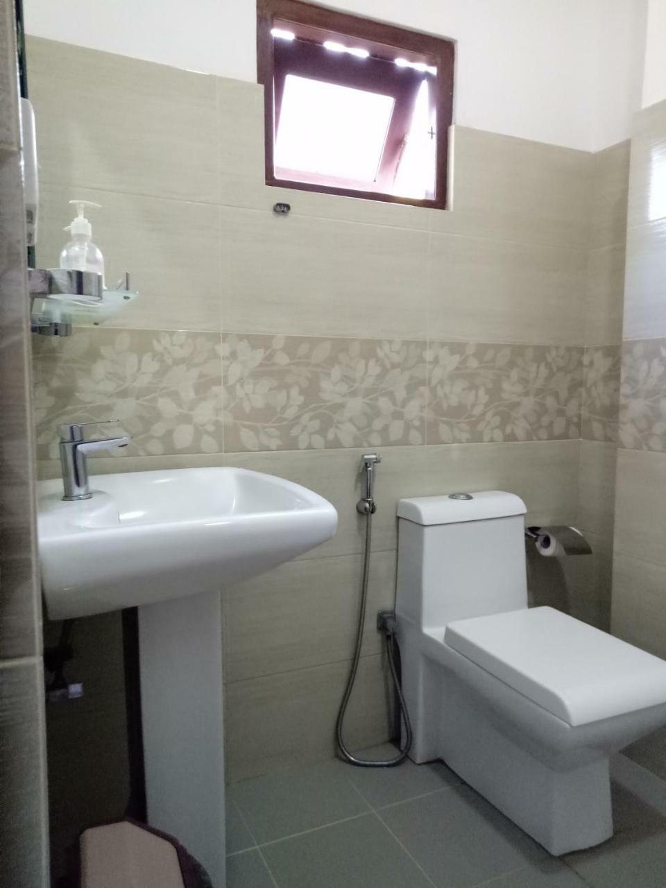 Otha Shy Airport Transit Hotel Katunayaka Bagian luar foto