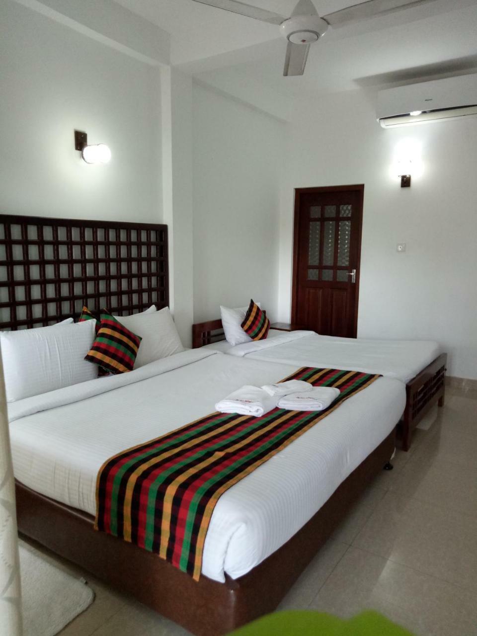 Otha Shy Airport Transit Hotel Katunayaka Bagian luar foto