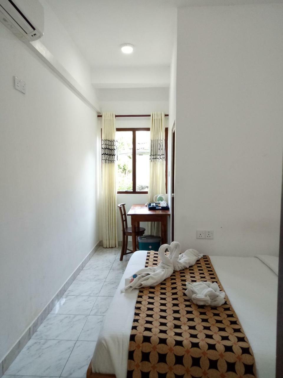 Otha Shy Airport Transit Hotel Katunayaka Bagian luar foto