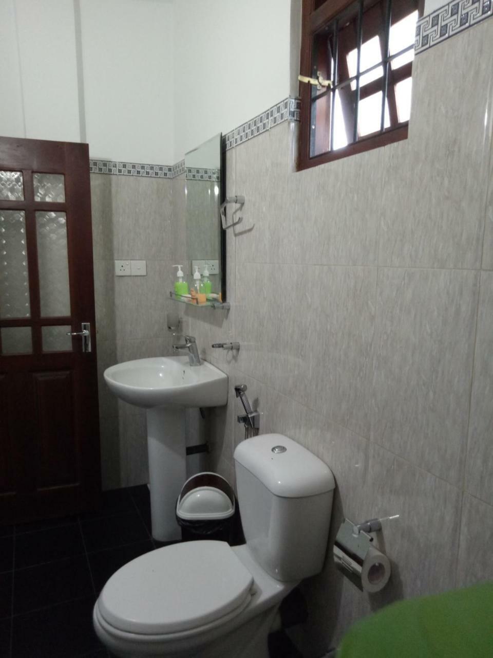Otha Shy Airport Transit Hotel Katunayaka Bagian luar foto